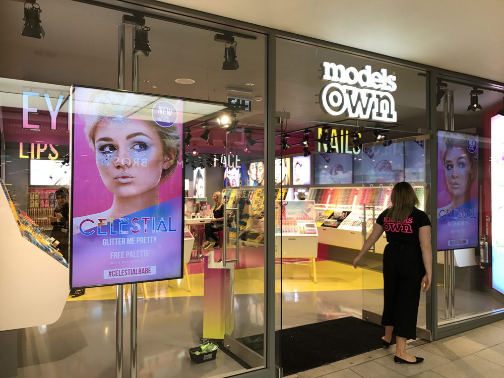 Pantallas en escaparate, aprovecha el espacio para publicitar tus productos