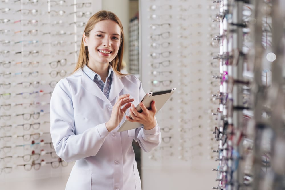 Marketing digital para ópticas en 2025: estrategias con digital signage