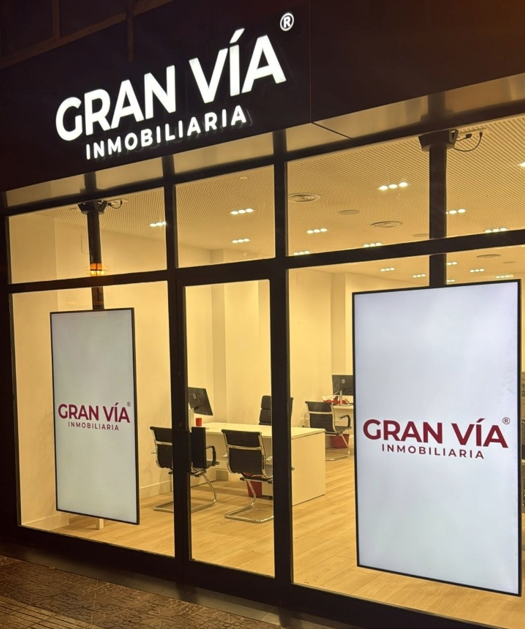 escaparate con pantallas de una inmobiliaria anunciando bienes inmuebles